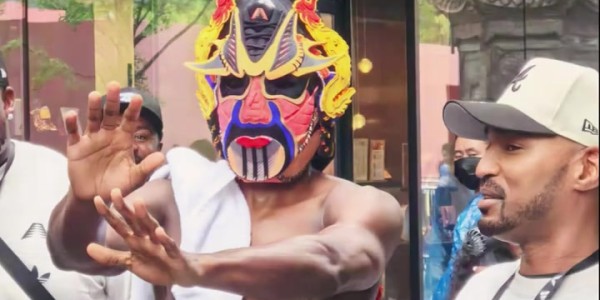 成都太古里惊喜邂逅：华子扮赵云半裸上身，亲切与球迷互动握手