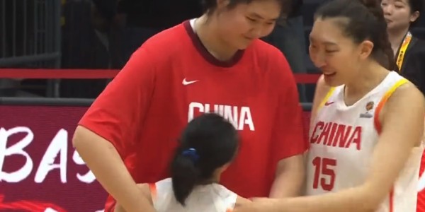 女篮胜南苏丹！宫鲁鸣淡定，张子宇搂王思雨，张曼曼陈玉婕总结！