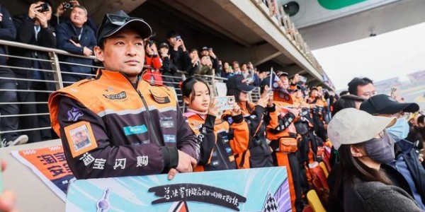 开云平台-“妈妈是我们心中的超人！” F1决赛日20余位城市骑士受邀观赛
