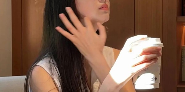 开云账号-东方卫视冯琳晒日常照，无框眼镜配长发，简约穿搭穿出十足高干风