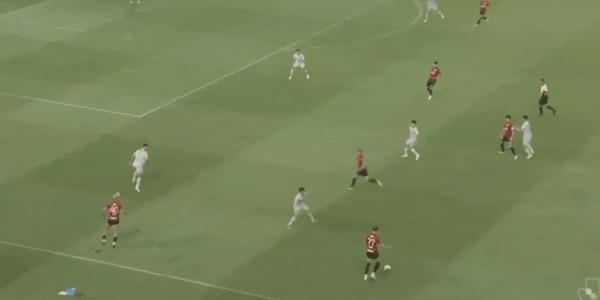 日职联半场：绀野和也屡造险，鹿岛鹿角暂0-0福冈黄蜂