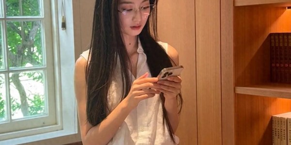 开云账号-东方卫视冯琳晒日常照，无框眼镜配长发，简约穿搭穿出十足高干风