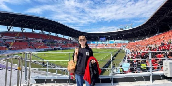 开云体育官网登录-2025赛季主客场全勤！这位成都蓉城女球迷“解锁”独一份荣誉丨封面头条